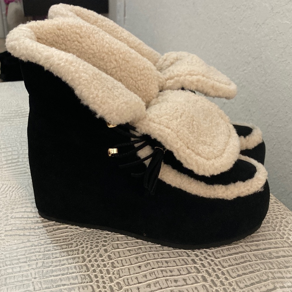 BRAND NEW! Size 5.5 MICHAEL Michael Kors Black and Cream Ankle Booties
